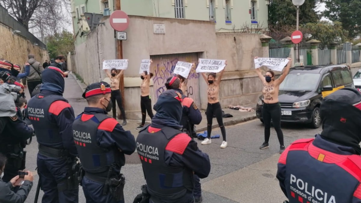 Sigue la violencia contra VOX en Cataluña: Femen acosa a Garriga cuando se disponía a ejercer su derecho al voto