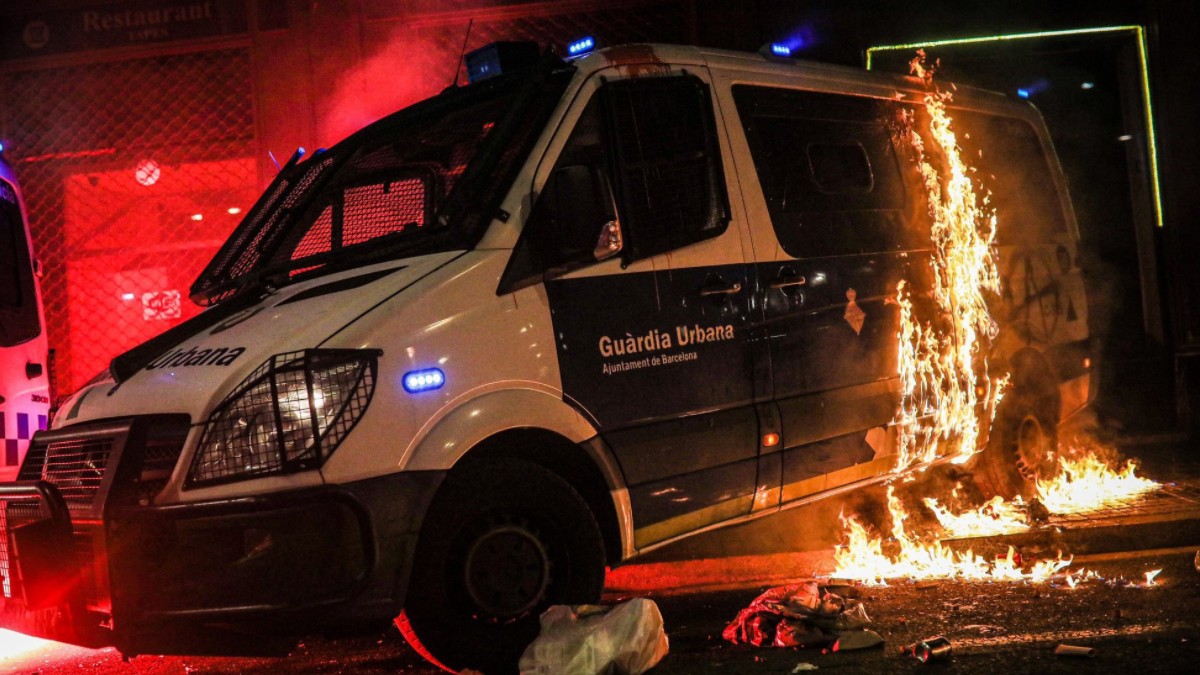 Ultraizquierdistas incendian una furgoneta de la Guardia Urbana de Barcelona con dos agentes dentro