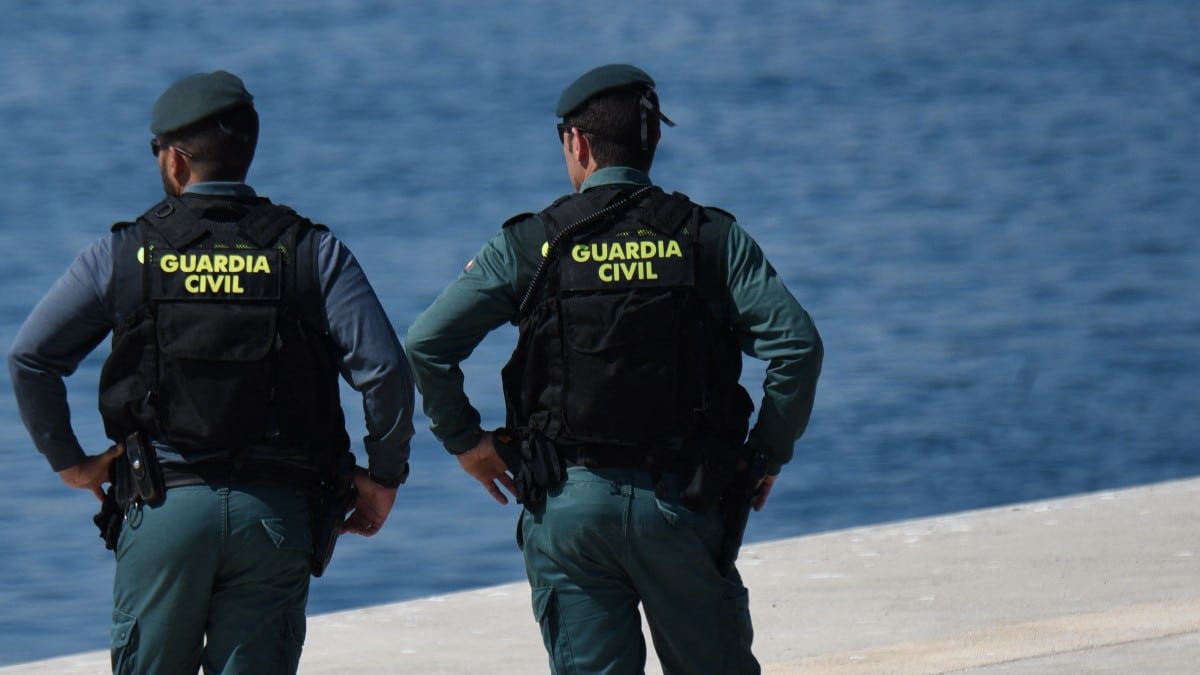 Dos guardias civiles heridos en un nuevo intento de entrada masiva de inmigrantes ilegales a Melilla