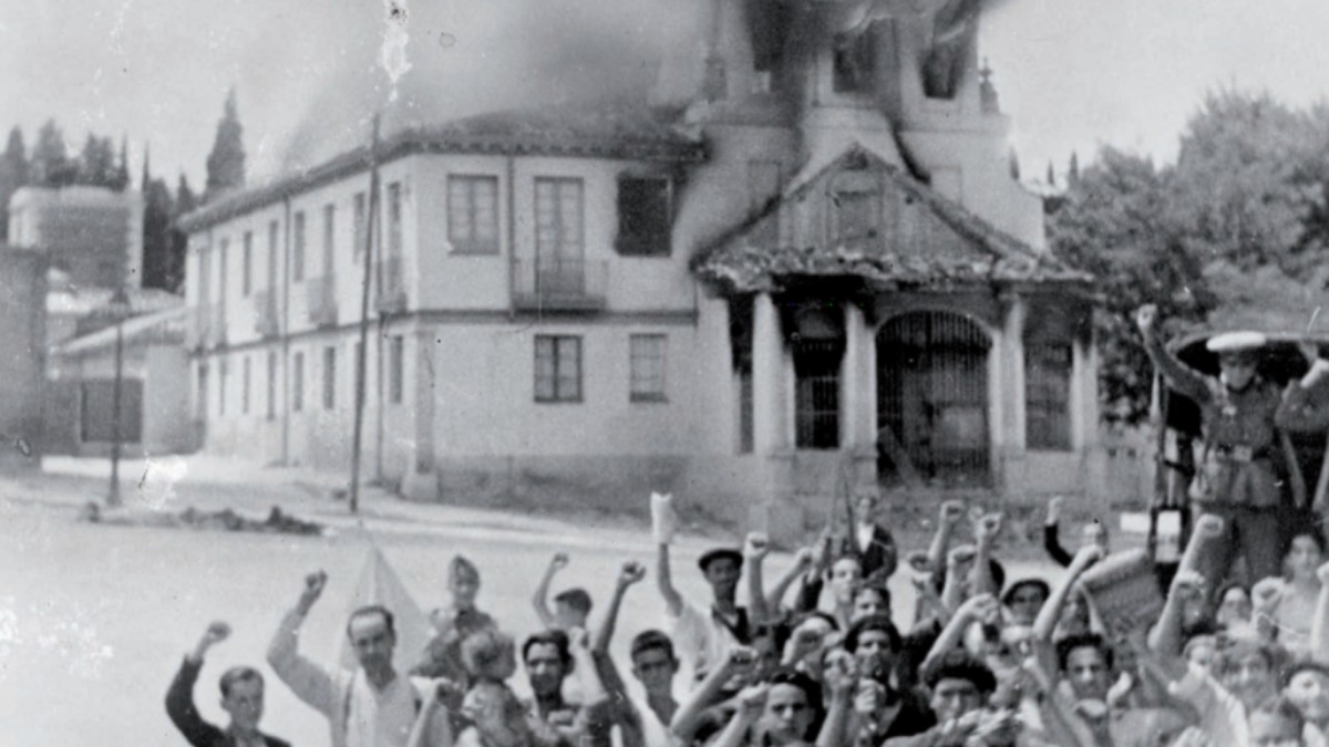 Cordon Press. Destrucción de una iglesia en los alrededores de Madrid el 25 de julio de 1936. Sus incendiarios lo celebran puño en alto.