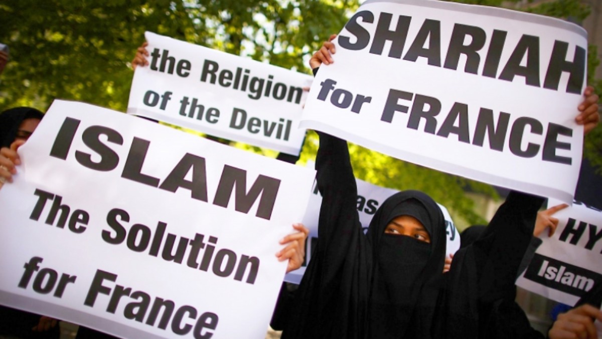 La estudiante musulmana que acusó al profesor decapitado por un islamista en Francia admite que mintió