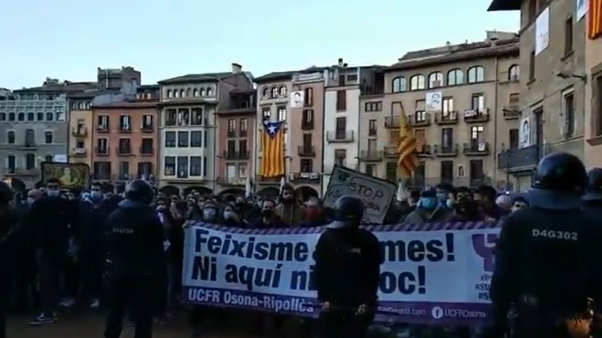 Cientos de separatistas acosan en Vic a VOX, el único partido que no puede hacer campaña en Cataluña
