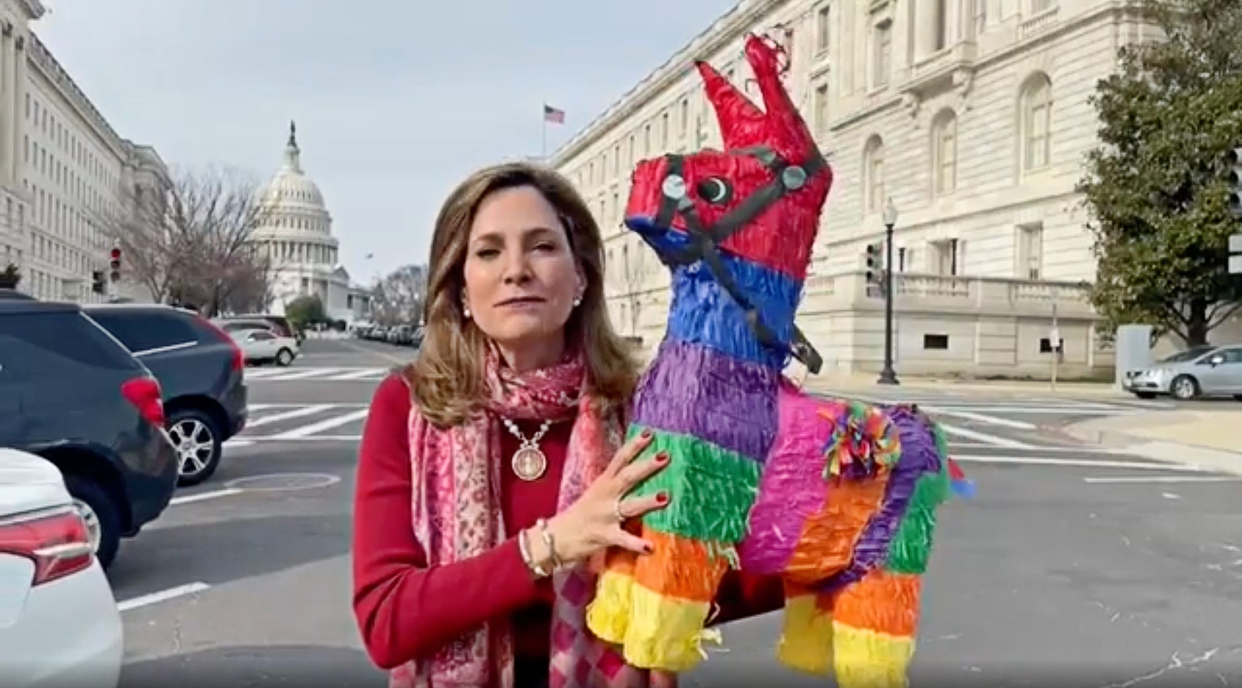 María Elvira Salazar denuncia ‘La Piñata de Pelosi’