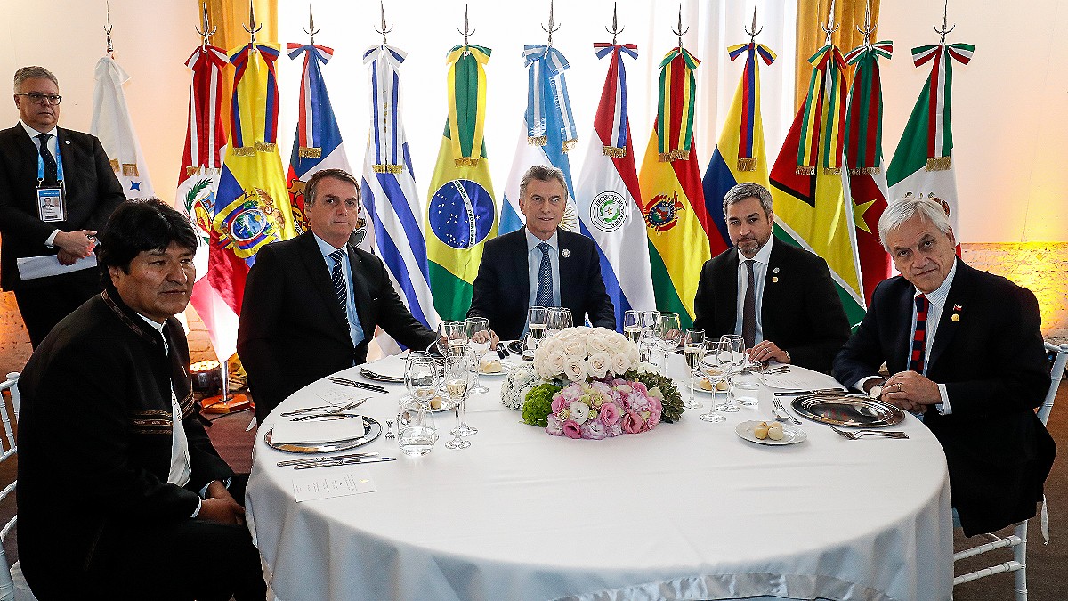 Evo Morales, Jair Bolsonaro, presidente de Brasil, Mauricio Macri, presidente de Argentina, Mario Abdo Benítez, presidente de Paraguay y Sebastián Piñera, presidente de Chile, asisten a una cena después de la ceremonia de apertura de la Cumbre del Mercosur en 2019.