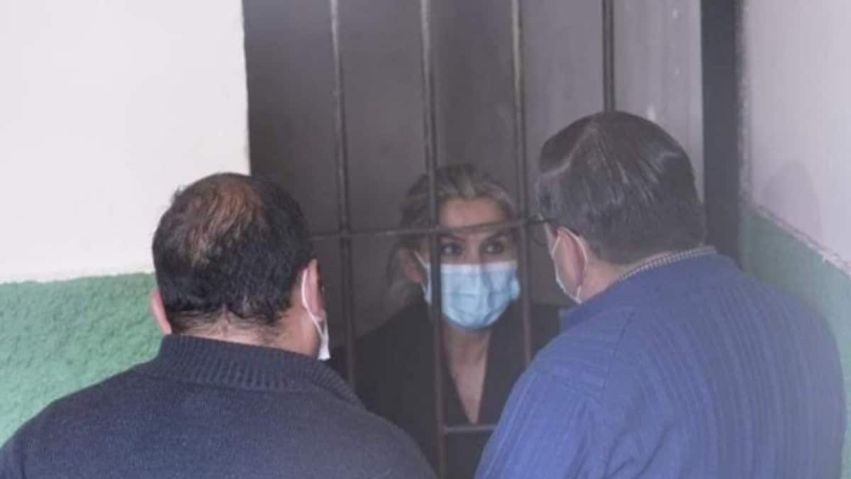 La expresidente de Bolivia, Jeanine Áñez, encarcelada por el régimen de Arce .