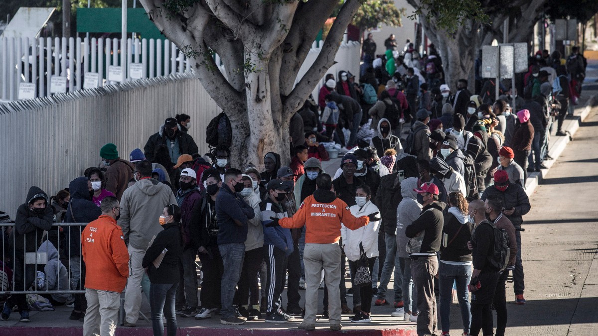 Inmigrantes esperan en la frontera entre México y Estados Unidos. Europa Press
