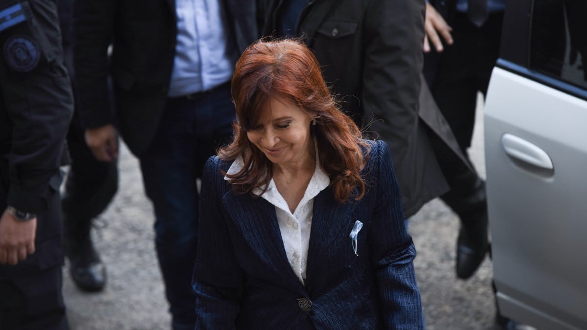 El juez cede a la presión izquierdista y aparta a la oposición de la causa de las pensiones vitalicias de Kirchner