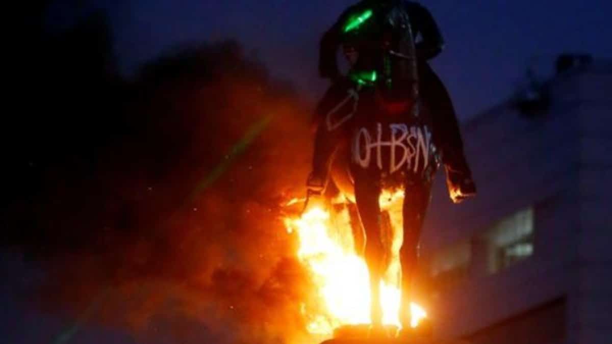 Siete policías heridos y un histórico monumento incendiado en una nueva jornada de violencia izquierdista en Chile