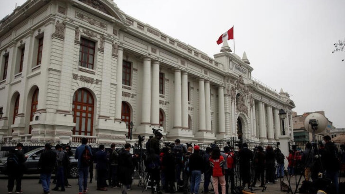 Sondeo en Perú: la izquierda lidera y el conservador López Aliaga disputa el segundo lugar