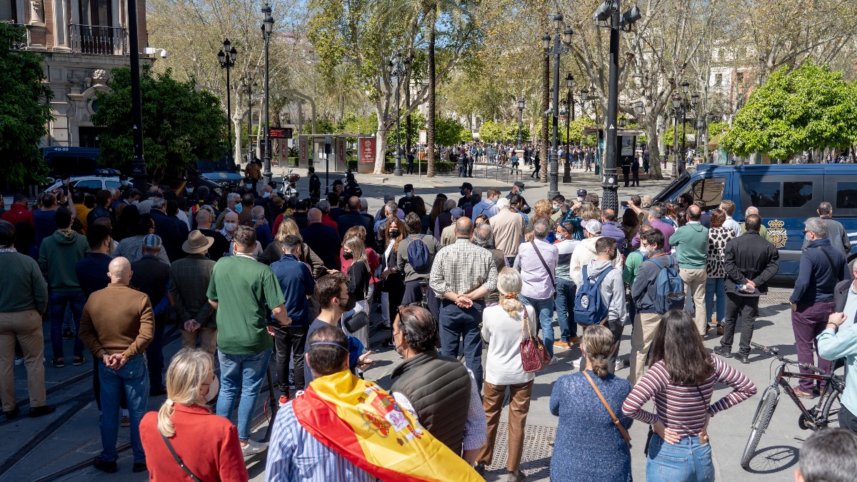 Marlaska ordena cerrar la Plaza Nueva de Sevilla durante una declaración de Abascal a los medios