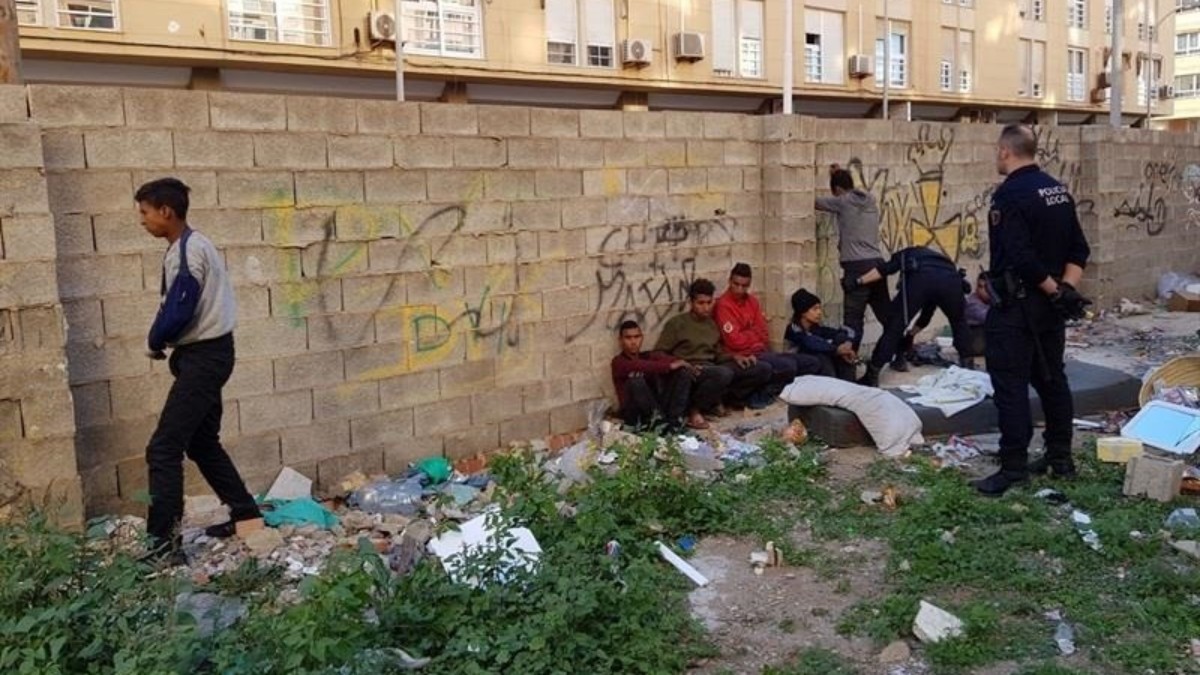 Decenas de menas agreden con piedras a dos vigilantes de seguridad del centro de acogida de Melilla