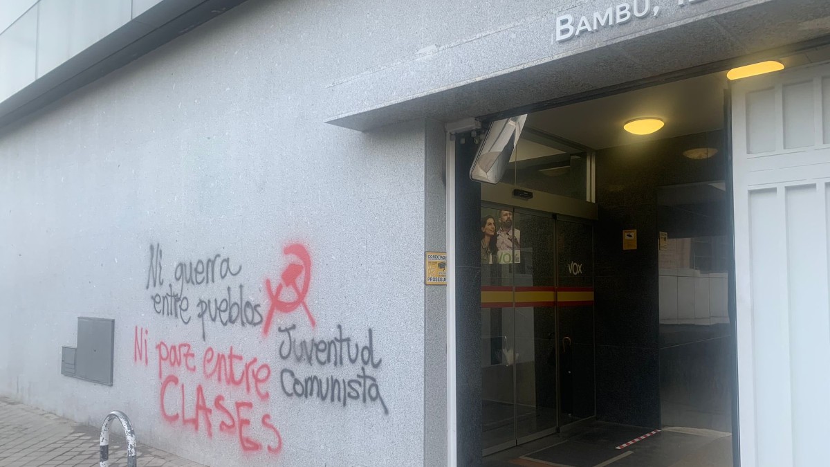 Juventud Comunista ataca la sede de VOX en Madrid