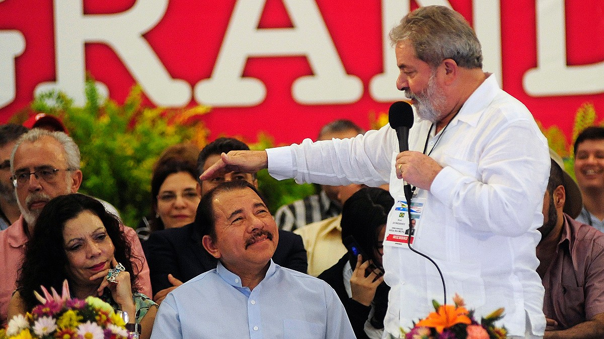 El ex presidente de Brasil, Luiz Inacio Lula da Silva al lado del dictador de Nicaragua, Daniel Ortega (C) y su esposa de Ortega, Rosario Murillo, en una reunión del Foro de São Paulo en Managua 19 de de mayo de, 2011 - Reuters