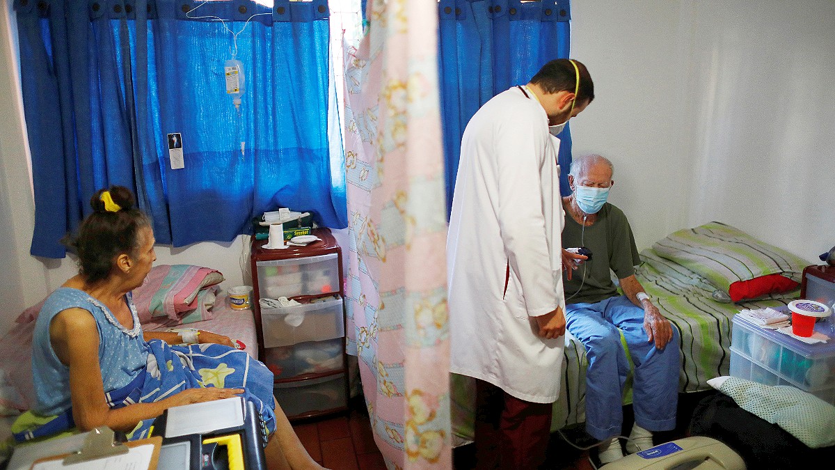 Venezolanos con covid-19 buscan atención domiciliaria en medio del desmoronamiento de sistema de salud