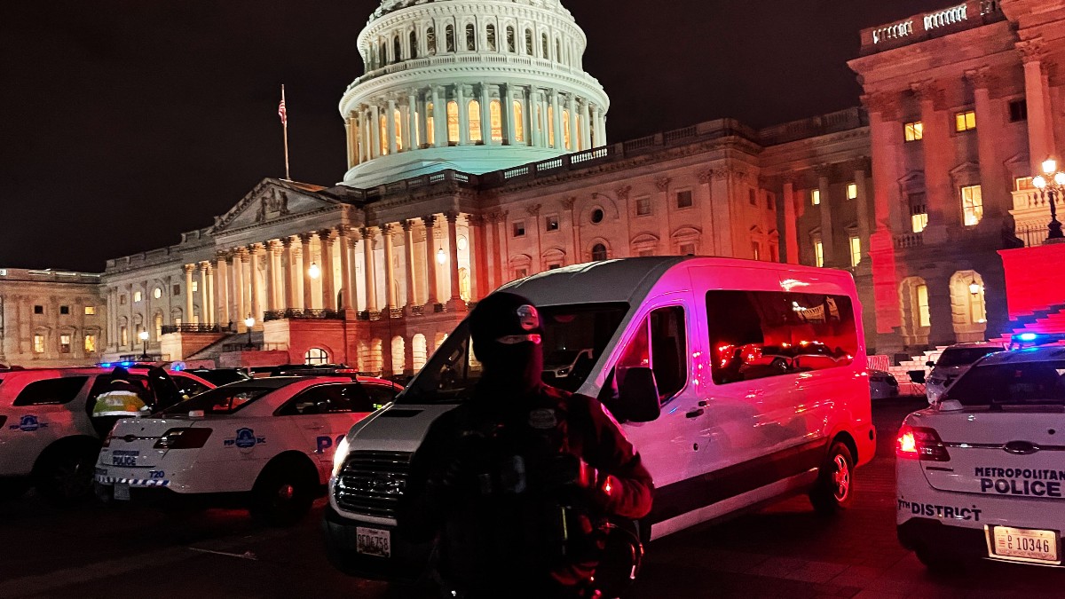 Un individuo mata a un policía y deja herido a otro en un acceso al Capitolio de EEUU