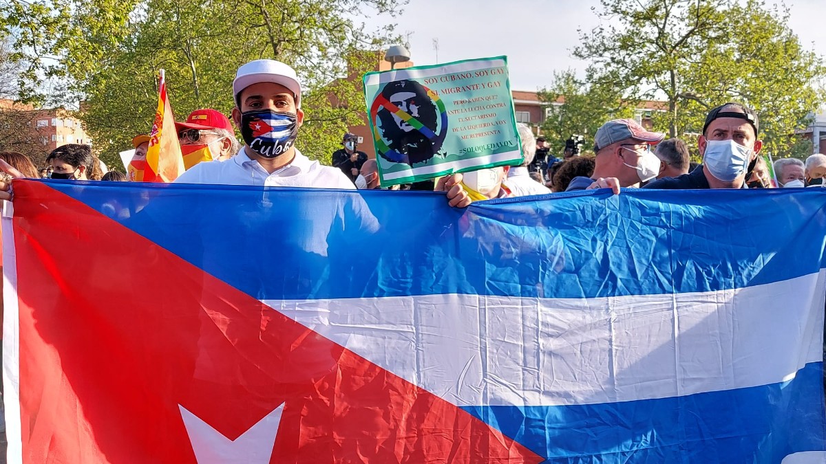 Los cubanos organizan una concentración frente al Congreso de los Diputados en apoyo a las protestas contra el castrismo