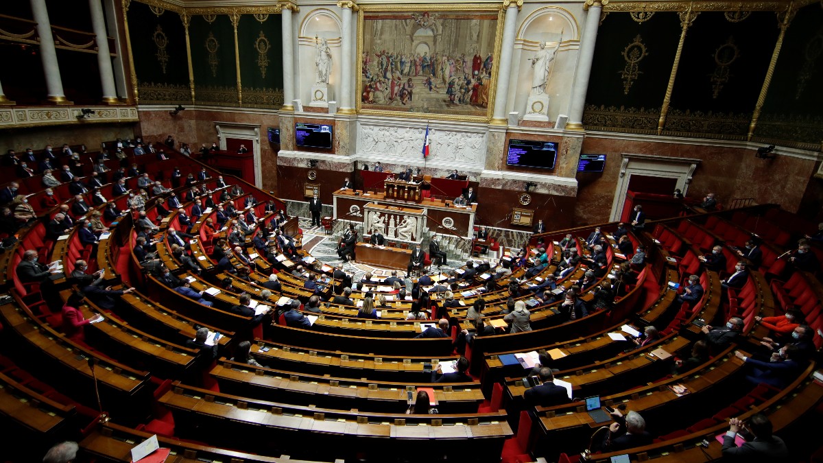 Francia protege su idioma y veta el lenguaje inclusivo en la educación: ‘Es un obstáculo para la enseñanza’
