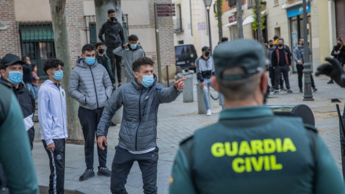 Magrebíes se enfrentan a la Guardia Civil en Navalcarnero.