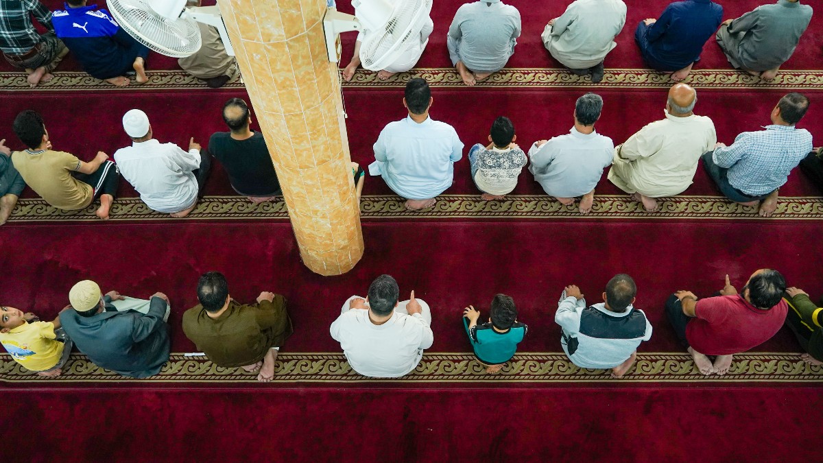 Una mezquita con musulmanes rezando