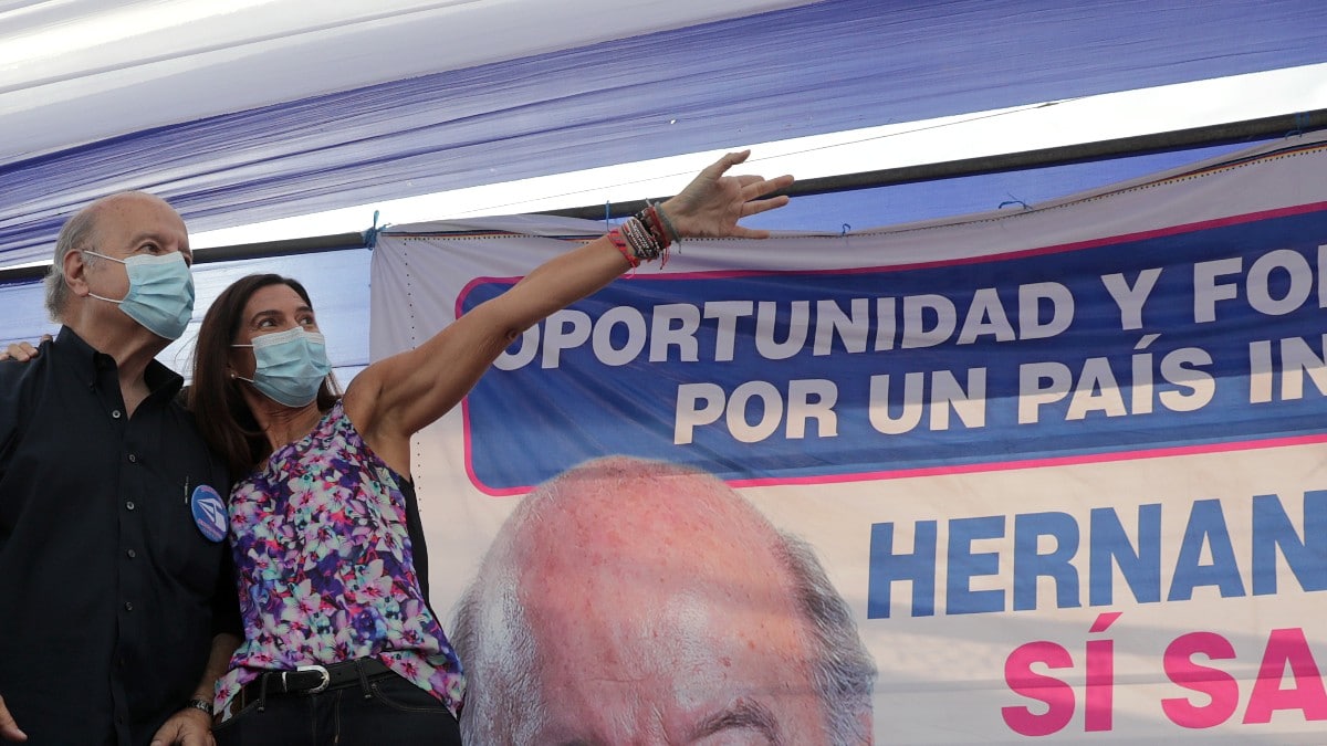 Los sondeos avanzan una segunda vuelta en Perú entre el ultraizquierdista Castillo y el liberal Hernando de Soto