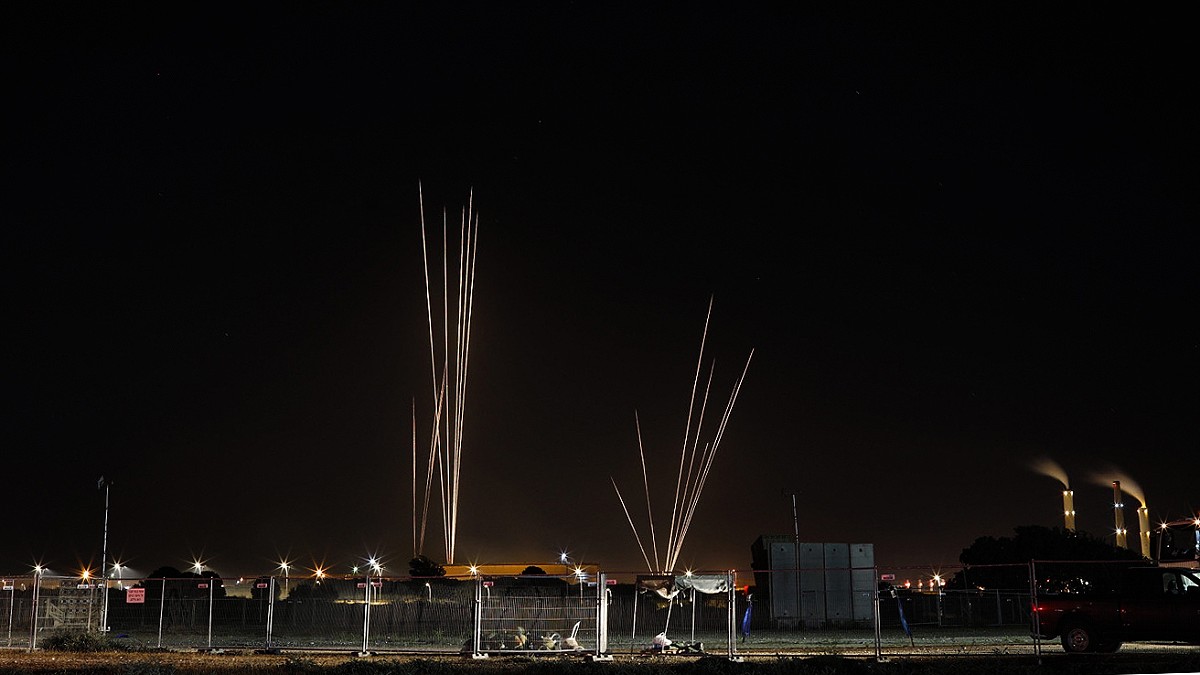 Terroristas de Hamás lanzan 130 cohetes contra Israel