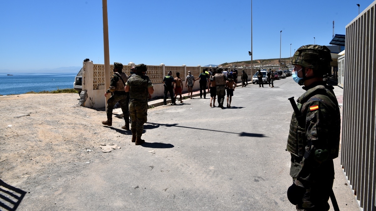 El Ejército se despliega en la frontera de Melilla para hacer frente a la avalancha migratoria