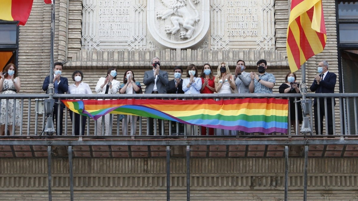 La Justicia recuerda al PP que colocar una bandera del lobby LGTBI en un ayuntamiento es contrario a la ley