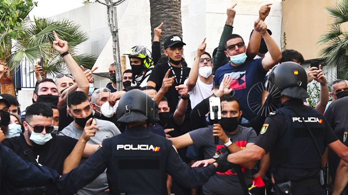 Al menos siete policías heridos en la violenta contramanifestación islamoizquierdista contra VOX en Ceuta