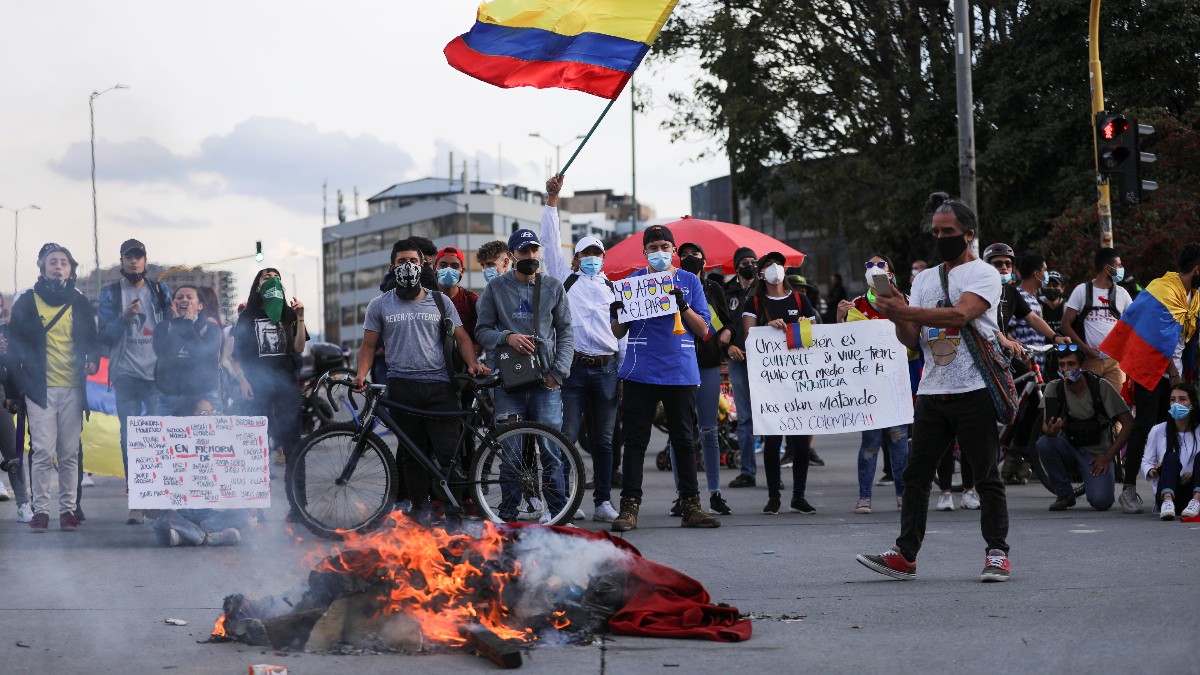 El Gobierno colombiano cifra en 849 los policías heridos por los vándalos izquierdistas