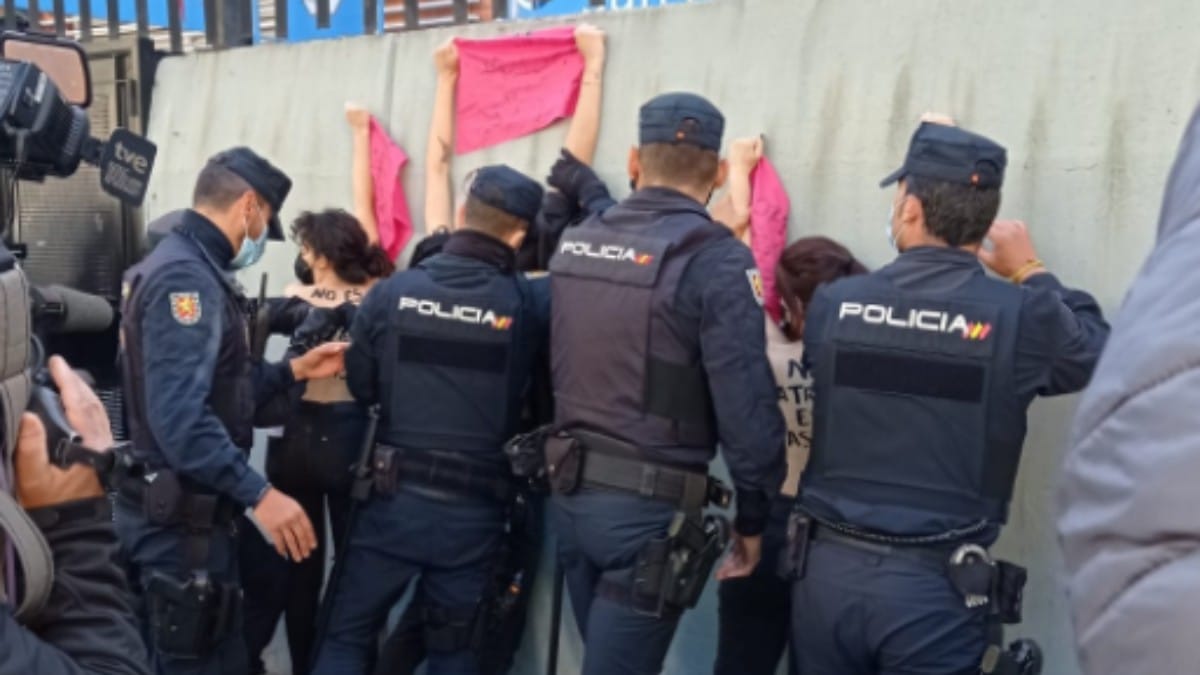 La Policía reduce a activistas de Femen tras su acoso en el colegio que vota Rocío Monasterio