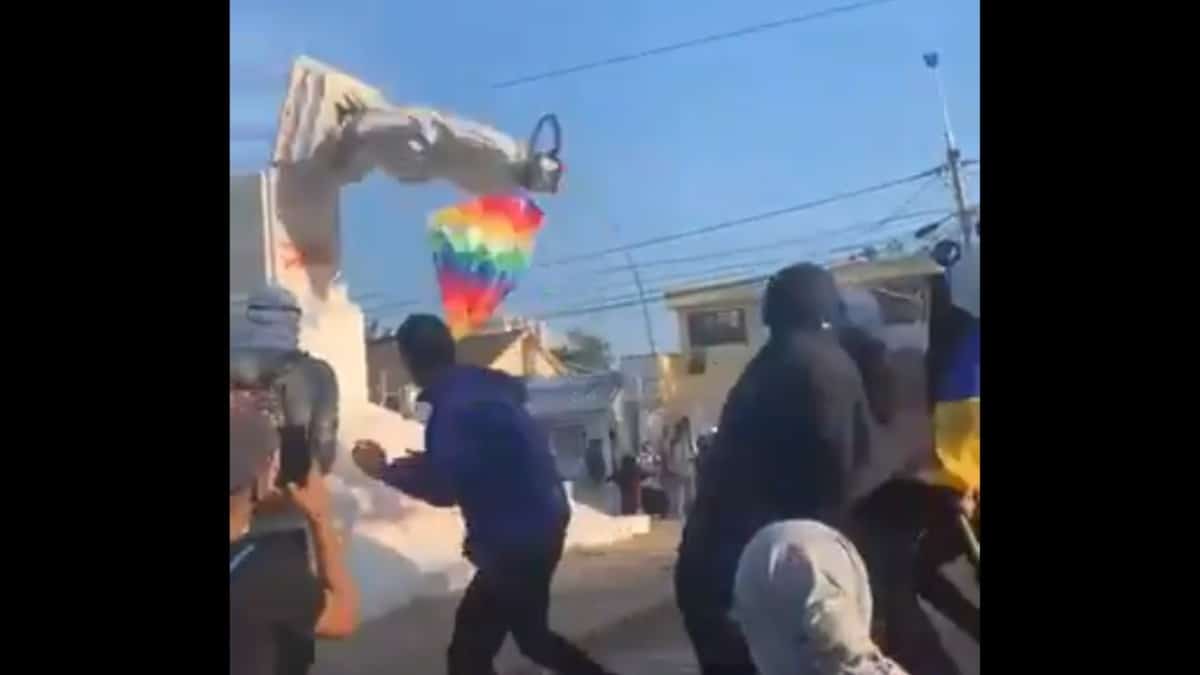 Un grupo de delincuentes derriba una centenaria estatua de Colón en Barranquilla