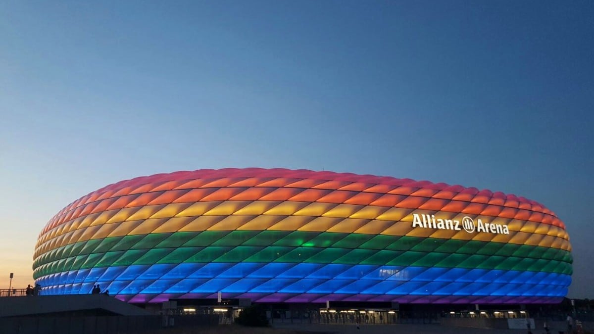 Alemania sucumbe al lobby LGTBI y pide iluminar el estadio Allianz Arena con la bandera gay
