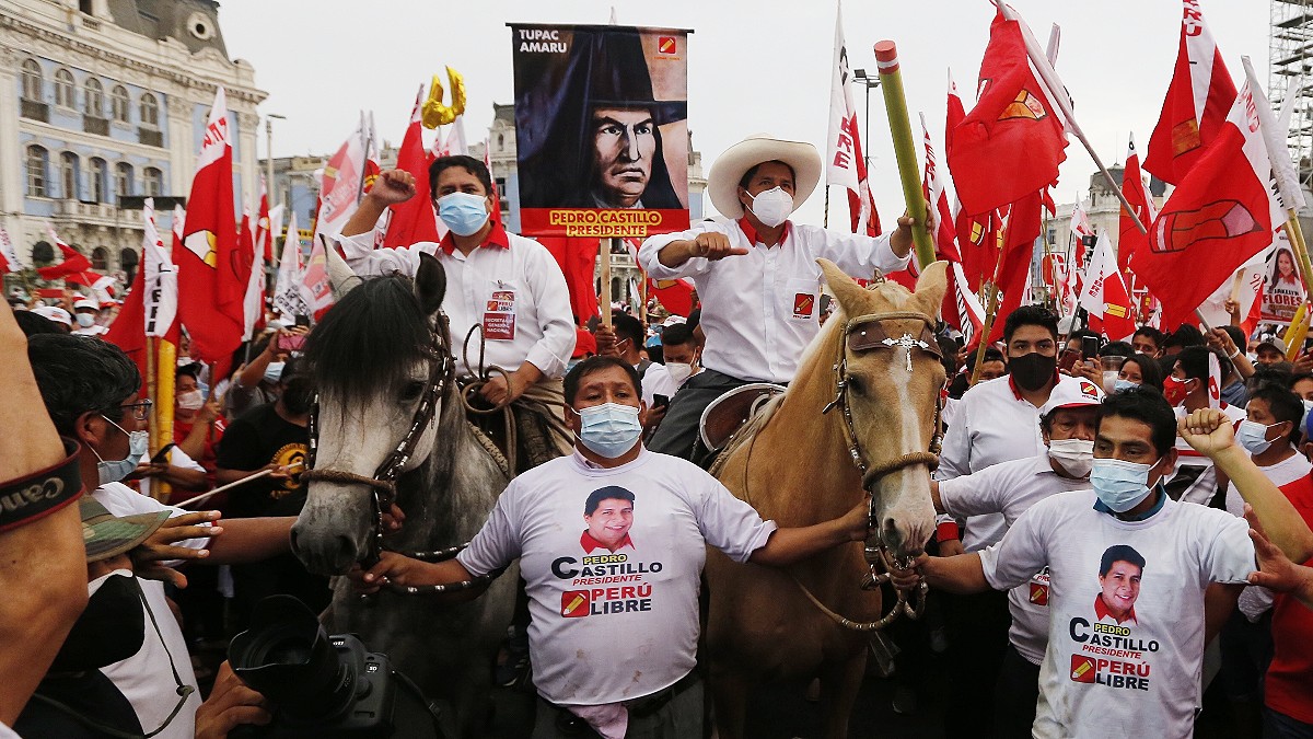 Manifestantes a favor de Pedro Castillo aterrorizan Lima portando machetes en la vía pública
