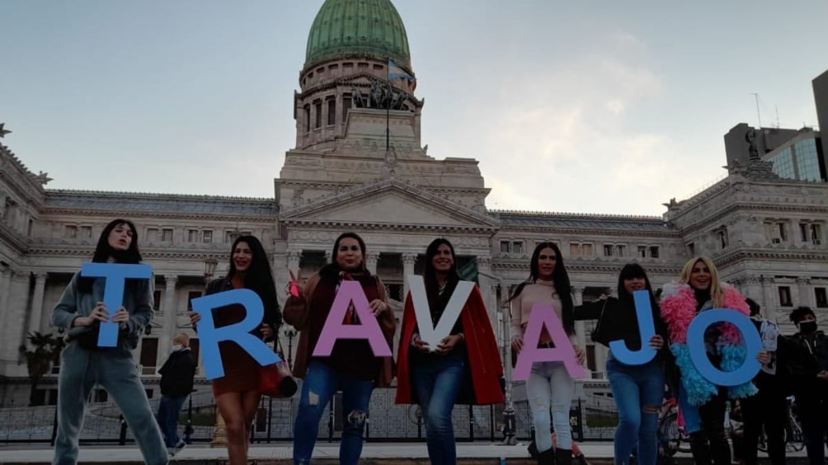 Argentina obliga a contratar personas en función de su condición sexual: aprobada la ley del cupo trans