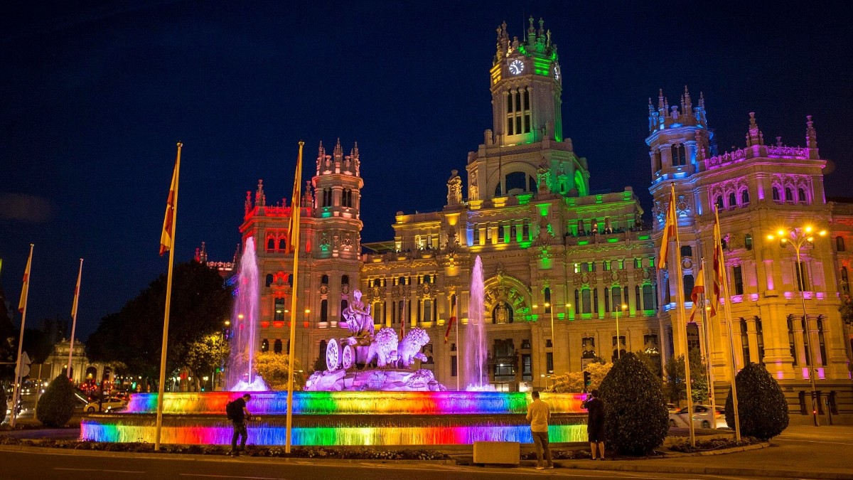 La ley LGTBI aprobada por el PP en Madrid amordaza la educación: suspendido un profesor por decir que solo existen dos sexos
