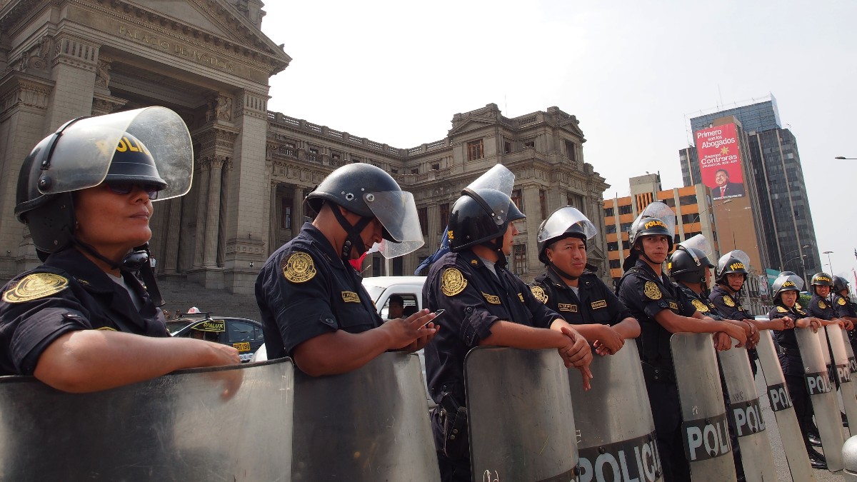 Perú despliega a 3.000 policías en Lima para controlar las manifestaciones de seguidores de Castillo y Fujimori