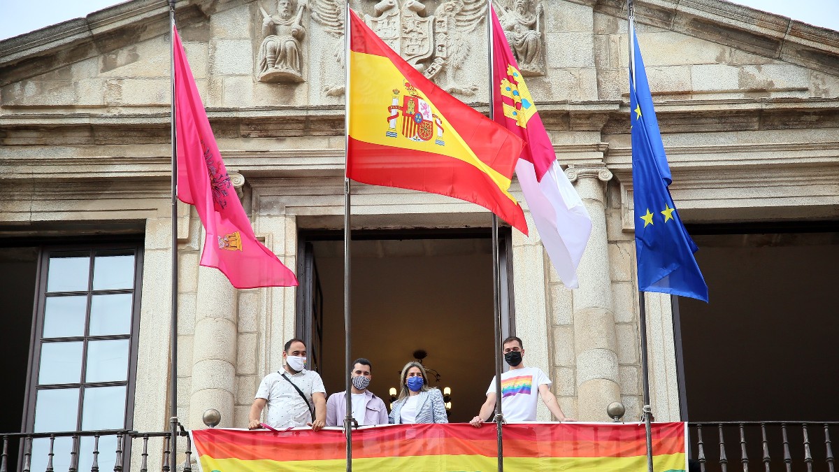 VOX presenta mociones en todos los ayuntamientos contra el uso ilegal de la bandera LGTBI