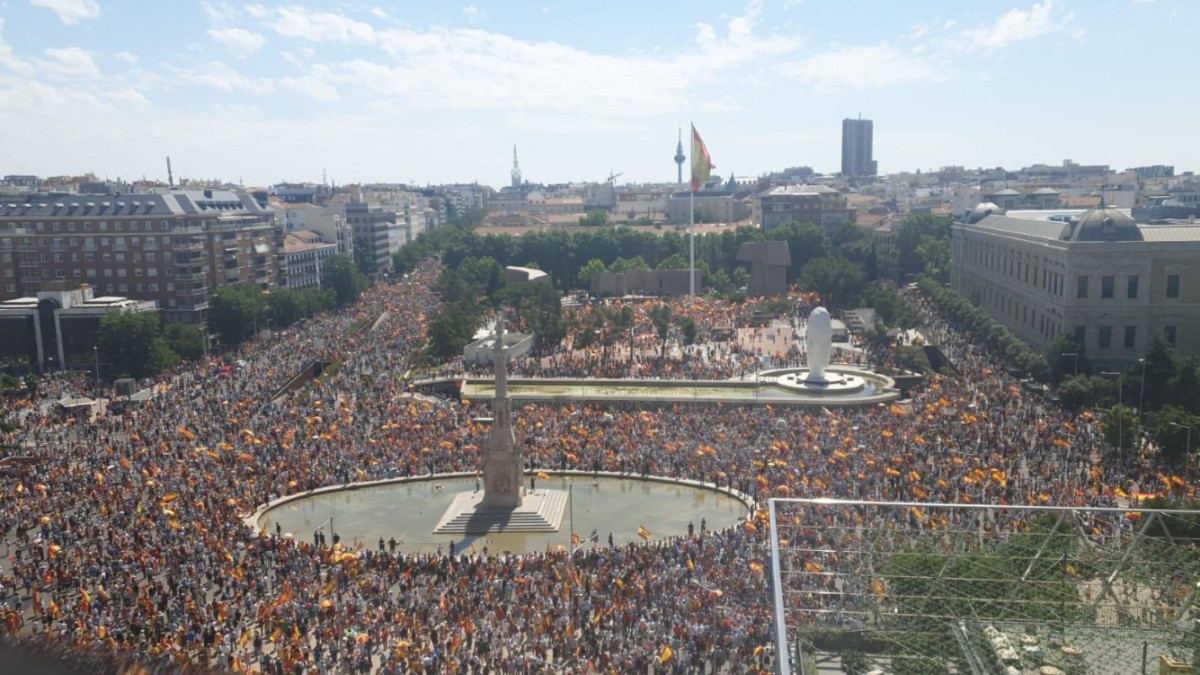 Miles de españoles se manifiestan en Colón contra el indulto de Sánchez a los golpistas