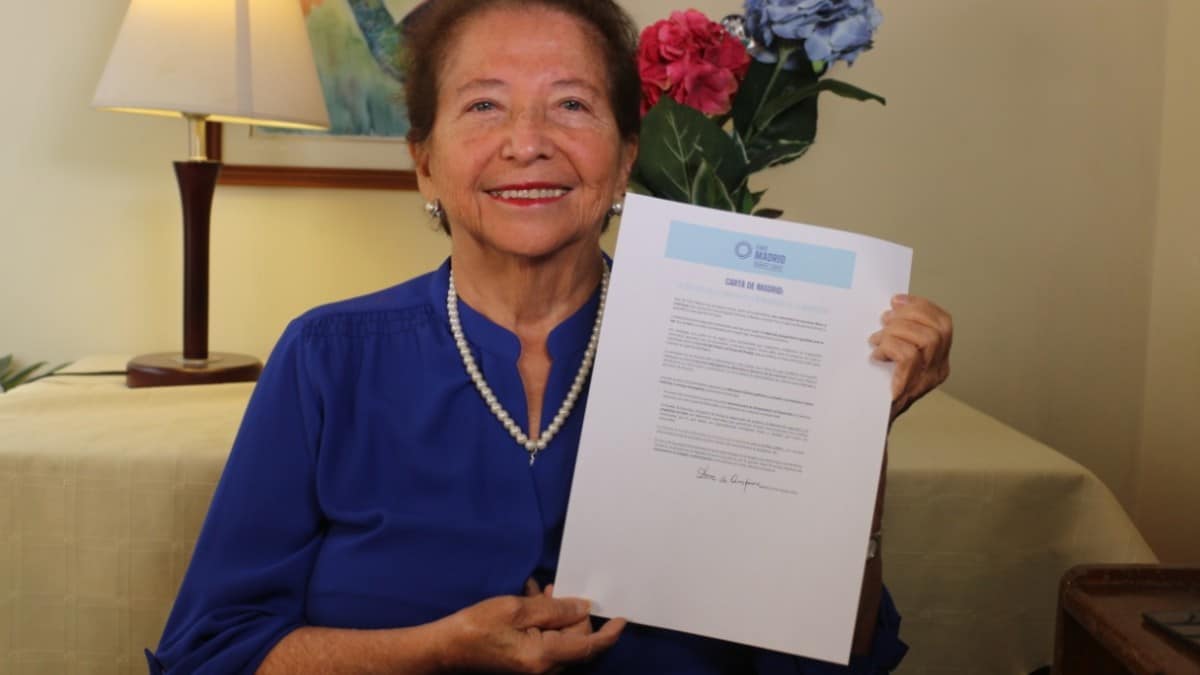 Dora de Ampuero, figura clave en la batalla por la libertad en Ecuador, firma la ‘Carta de Madrid’