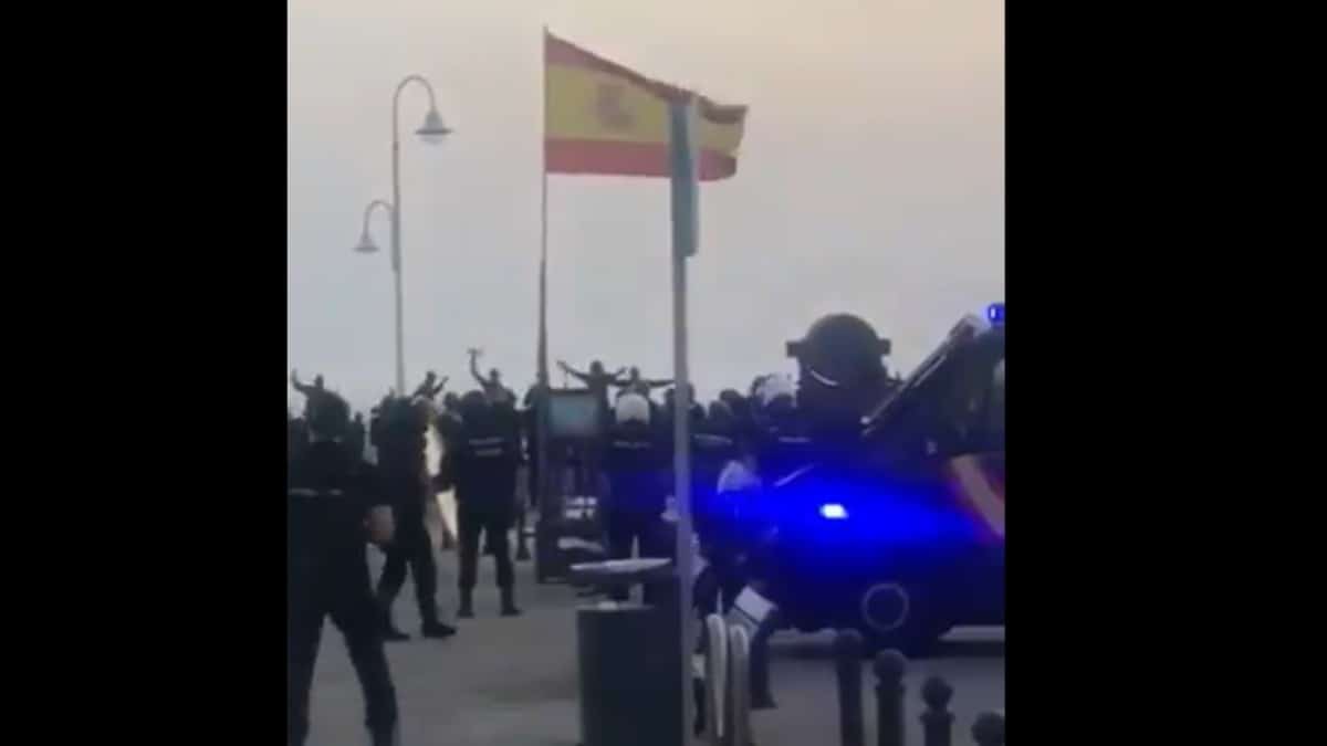 Más de 150 ilegales intentan entrar en Melilla y atacan con palos y piedras a la Guardia Civil
