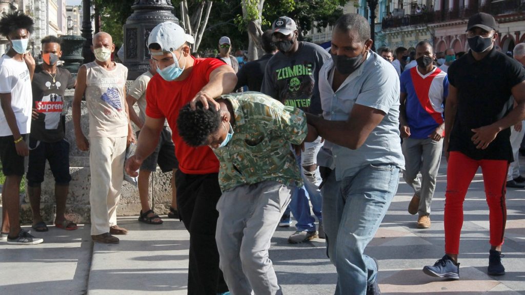 Un manifestante cubano es detenido durante las protestas del 11 de julio contra el régimen.