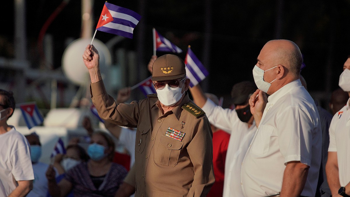 El tirano Raúl Castro reaparece ante la debilidad de Díaz Canel