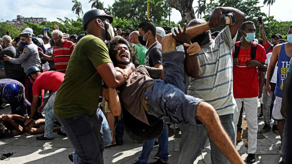 Un manifestante es detenido por la Policía durante las protestas contra el régimen en Cuba. Twitter