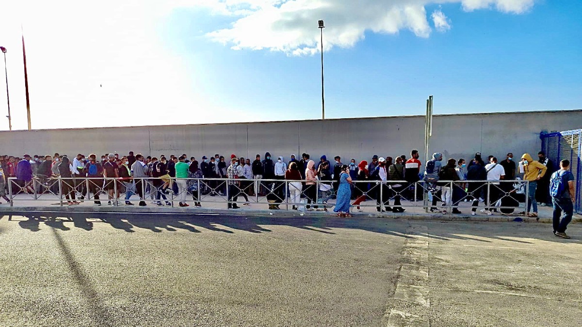 Cientos de inmigrantes ilegales vuelven a colapsar la Oficina de Asilo de Ceuta con la intención de llegar a la Península