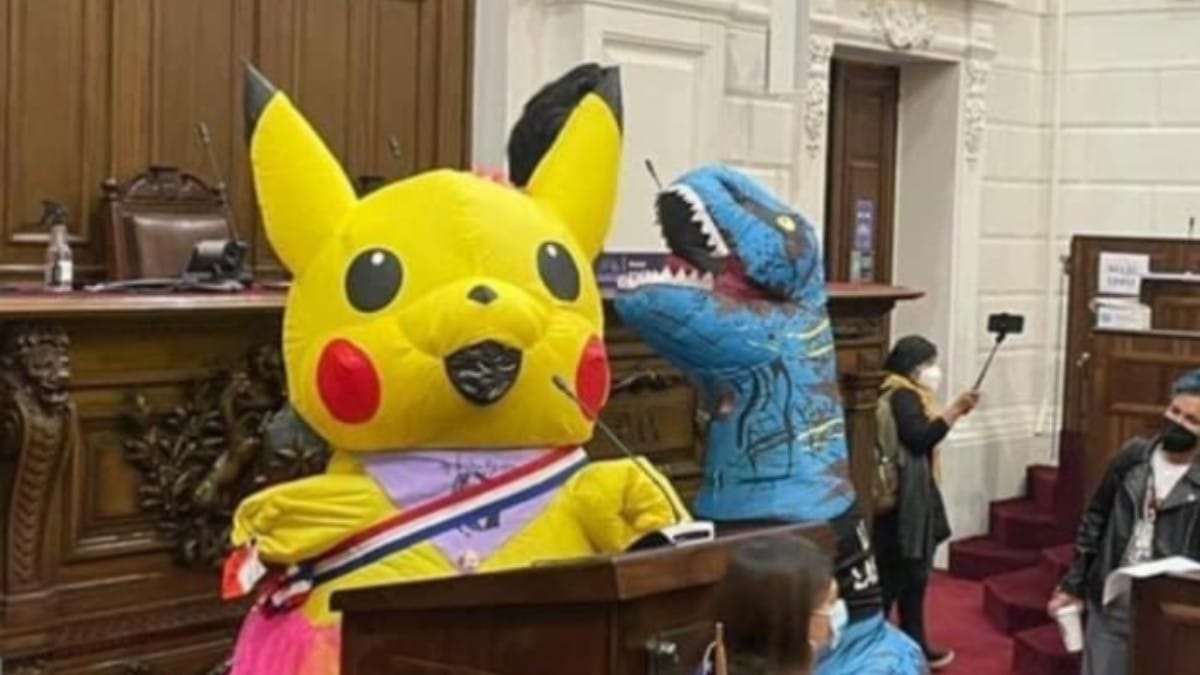 Degradación política en Chile: una constituyente de izquierdas asiste a la Convención disfrazada de ‘Pikachu’