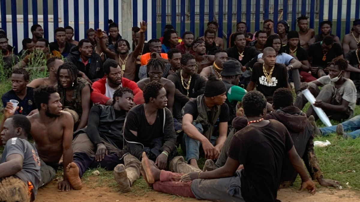 Al menos 300 inmigrantes subsaharianos entran en Melilla tras un asalto masivo y violento a la valla