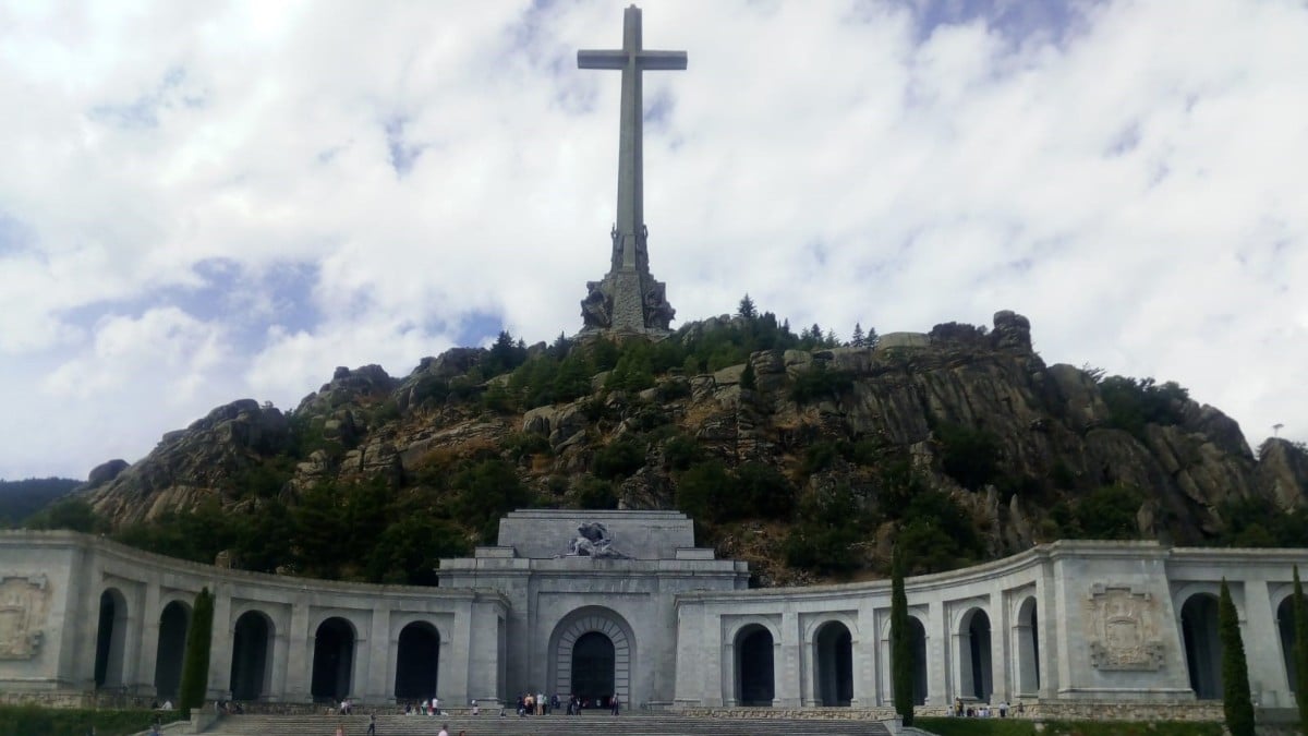 El Gobierno no descarta derribar la cruz del Valle de los Caídos y contempla el desalojo de los monjes benedictinos