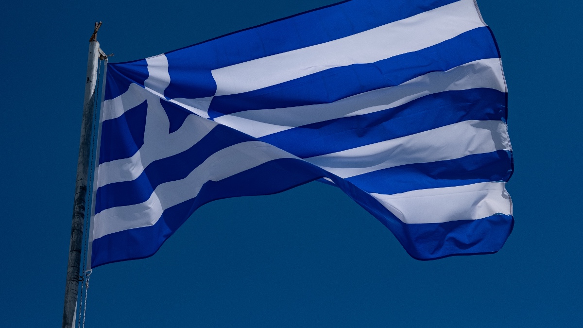 Grecia plantea recortar los salarios y suspender de empleo a los profesores que decidan no vacunarse ante el covid