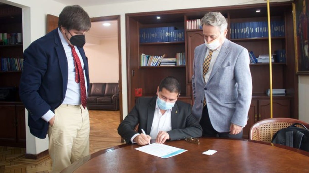 El vicepresidente del Partido Conservador Colombiano, Luis Karol León, firma la Carta de Madrid en defensa de la libertad en la Iberosfera
