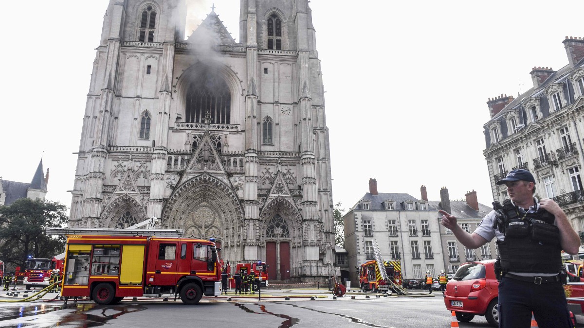 Asesinado un cura en el oeste de Francia, a manos del presunto autor del incendio en la catedral de Nantes